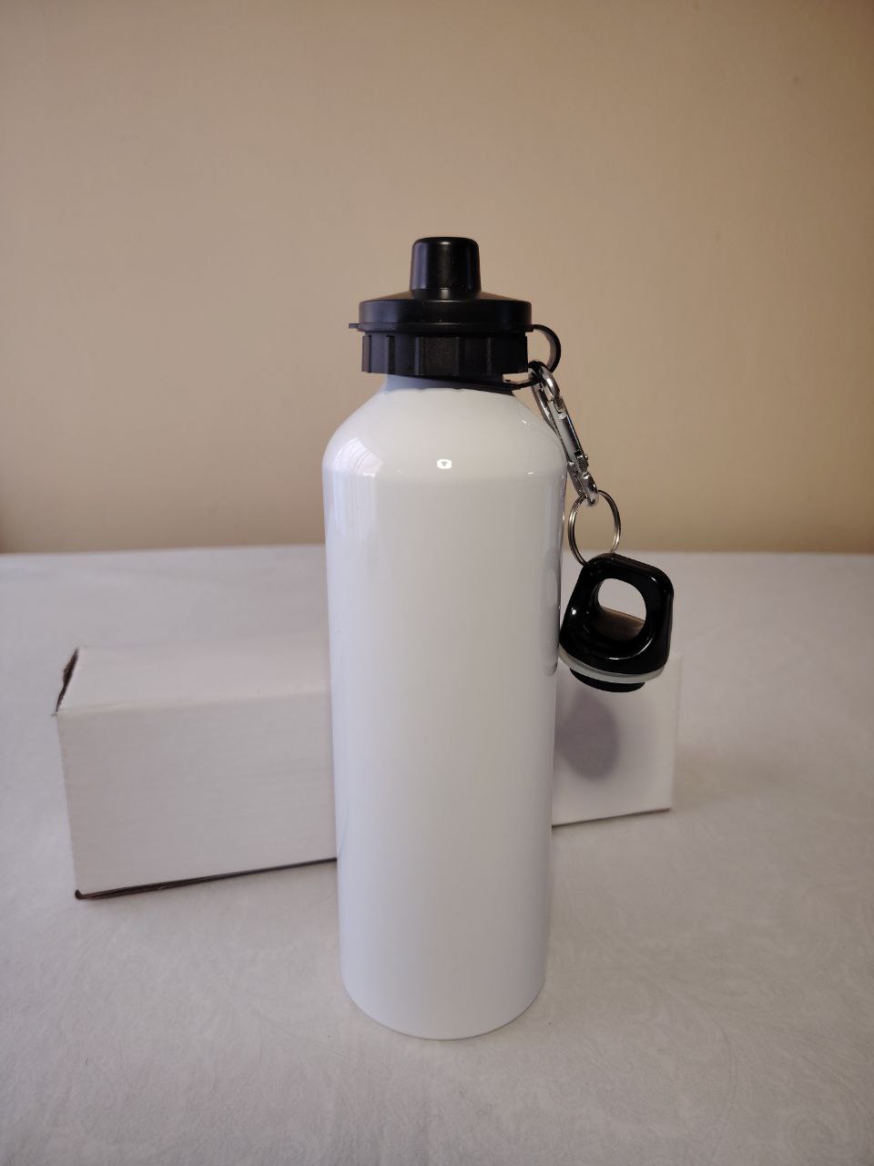 Botella  metálica de agua con tapa y asa  750 ml